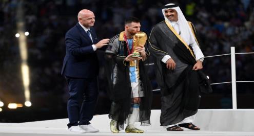 عماني يعرض مبلغ خيالي لشراء "بشت" ميسي في النهائي